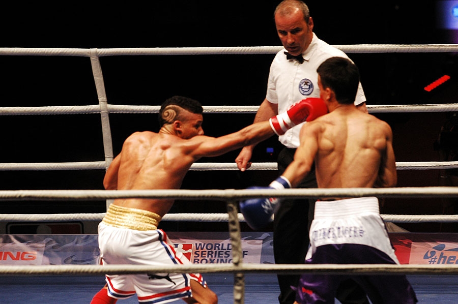 Yosbany Veitía abrió el cartel con triunfo en los 52 kg sobre Jasurbek Latipov. Foto: César A. Rodríguez