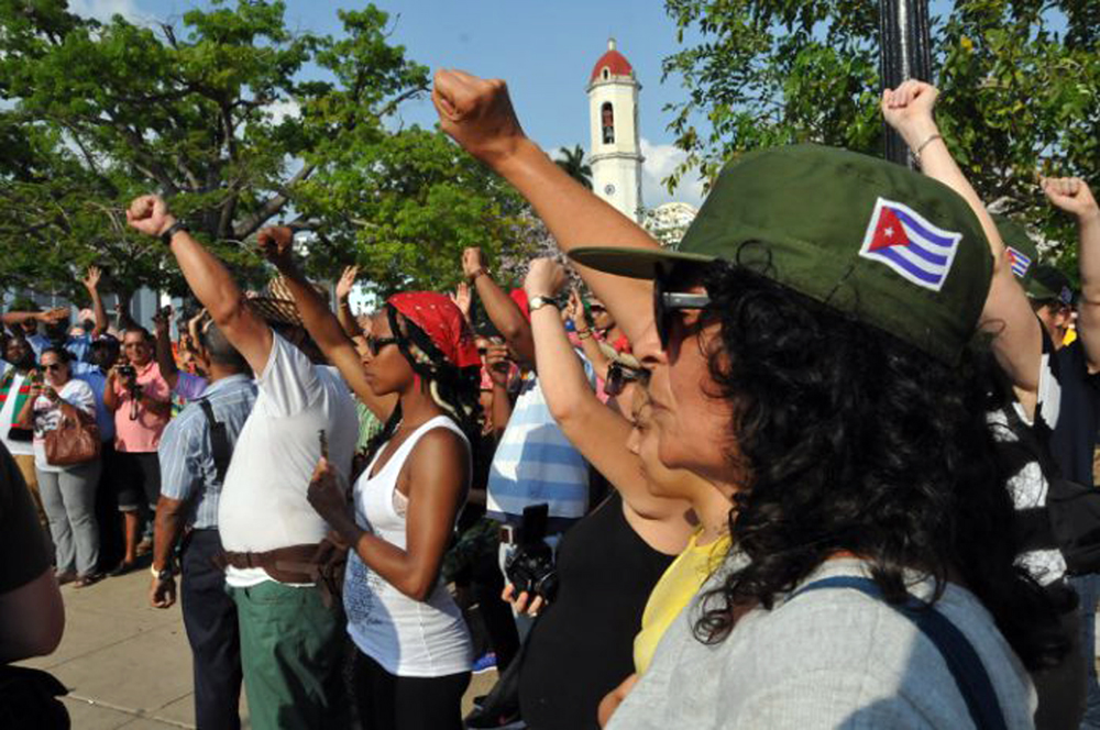 Parte de los brigadistas al ser recibidos en el parque José Martí, de la ciudad de Cienfuegos. Foto: Juan Carlos Dorado