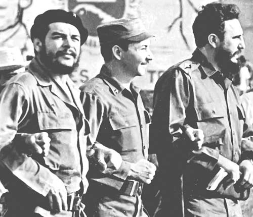 Fidel, Raúl y el Che, junto al pueblo, siempre adelante