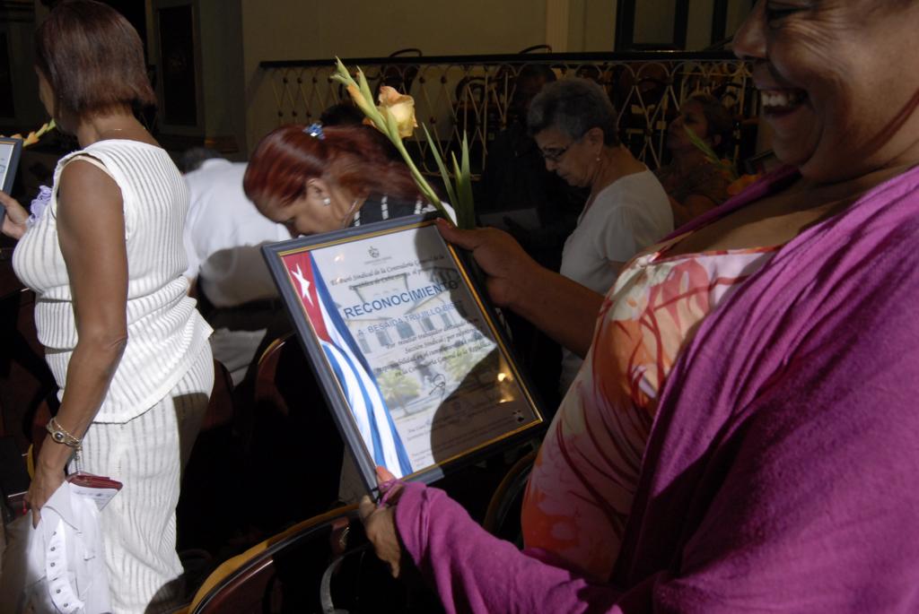 Trabajadores destacados y tres secciones sindicales recibieron certificados de reconocimiento. Foto: Heriberto González Brito