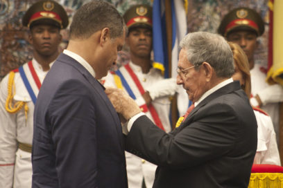 Imponen la Orden José Martí al presidente Rafael Correa