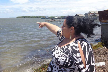 Daili, la muchacha que siempre mira el mar