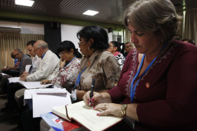 Debaten diputados sobre documentos definitorios para la nación