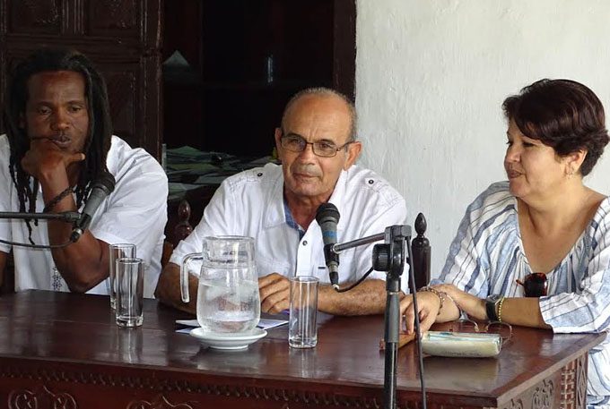 La poetisa Juventina Soler, coordinadora de Al Sur está la poesía, declaró que se realizarán varias actividades por los 25 años del evento, como la develación de tarjas en comunidades que lo han acogido por años. Foto: Tomada de La Demajagua digital