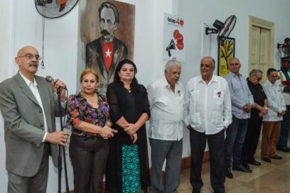 Otorgan a destacadas personalidades distinción Félix Elmuza