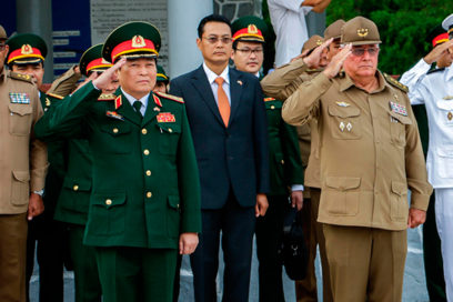 Ministro de Defensa vietnamita rinde honores a Maceo
