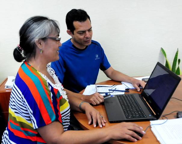 Tanto Ivia como Jorge Luis y el resto de los trabajadores muestran satisfacción con las mejoras tecnológicas introducidas. Foto: Jorge Pérez Cruz