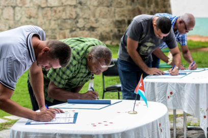 Trabajadores de la Contraloría General de la República de Cuba firman código de ética