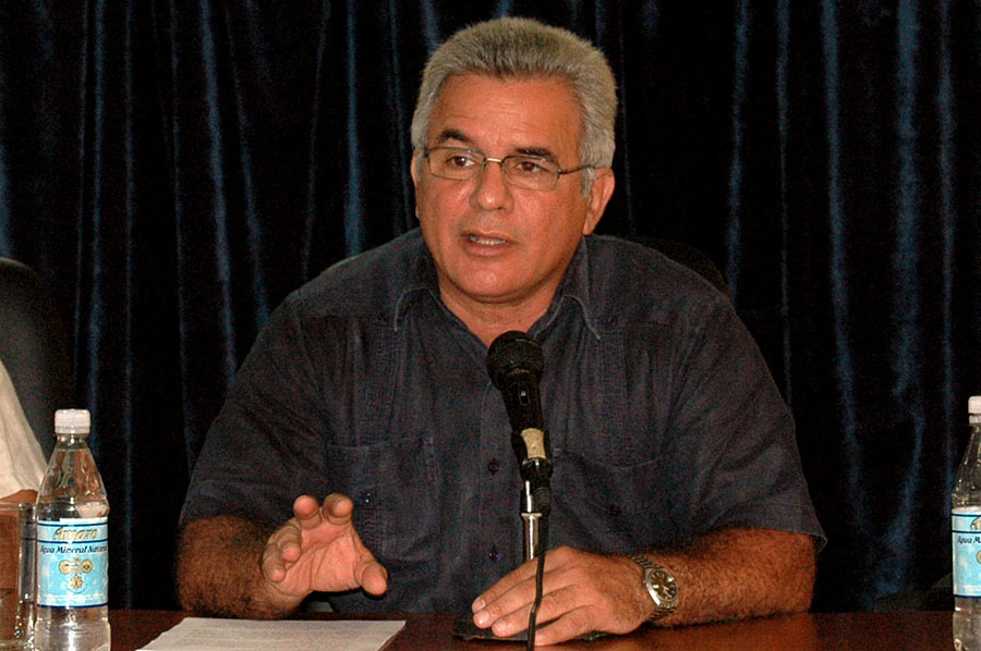 En la red de redes encontramos varios sitios sobre las misiones internacionalistas en Africa que son facturados por enemigos de la Revolución, expresó René González Barrios, presidente del Instituto de Historia de Cuba. Foto: César A. Rodríguez