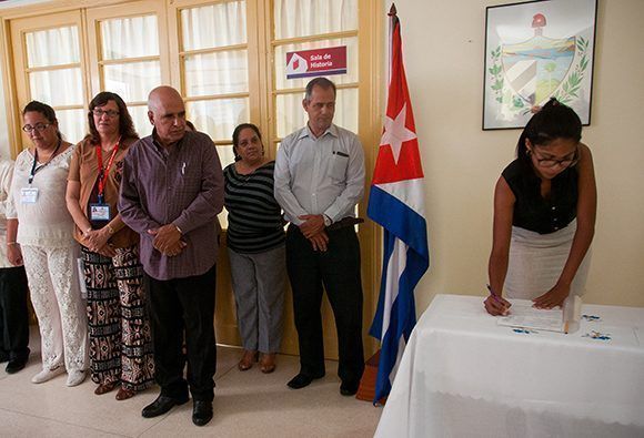 Mirthia Julia Brossard Oris firma el acta de constitución. Foto: Irene Pérez/ Cubadebate