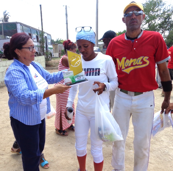 Momento en el que María Antonia Amado Fajardo, miembro del Secretariado de la CTC en Las Tunas, entrega el trofeo provincial. Foto: Jorge Pérez Cruz