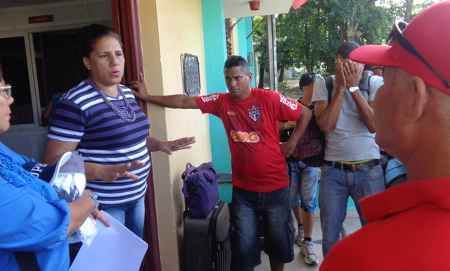 Elena Chagues Leyva, secretaria general de la CTC, intercambia con el equipo antes de su partida. Foto: Jorge Pérez Cruz