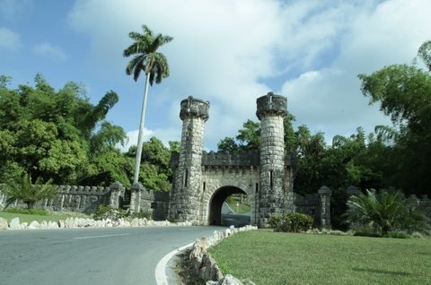 Suntuosa entrada al Parque La Güira, otrora Hacienda Cortina, construida en la segunda década del pasado siglo en las proximidades de la Sierra de los Órganos. Foto: Jorge Rivas Rodríguez