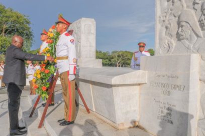 Ministro de Defensa de Namibia honra a Antonio Maceo