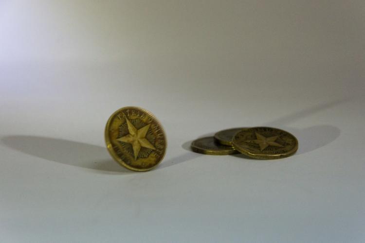 Tener solo cuatro pesos en el bolsillo, a todos le duele, por eso producir y trabajar es lo que toca. Foto: Leandro Armando Pérez Pérez