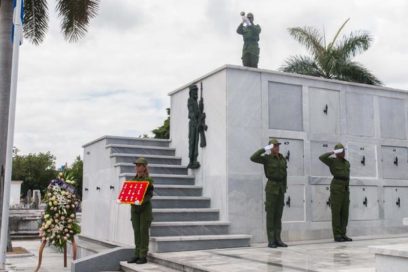 Ofrenda floral de Raúl al Contralmirante Finalé Águila