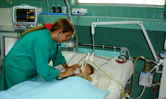 La doctora Arianna Sugrañes Montalván siempre le explica a los familiares de sus pacientes sobre la necesidad de cuidar mucho a nuestros niños y estar siempre alertas. Foto: Olga Lilia Vilató de Varona