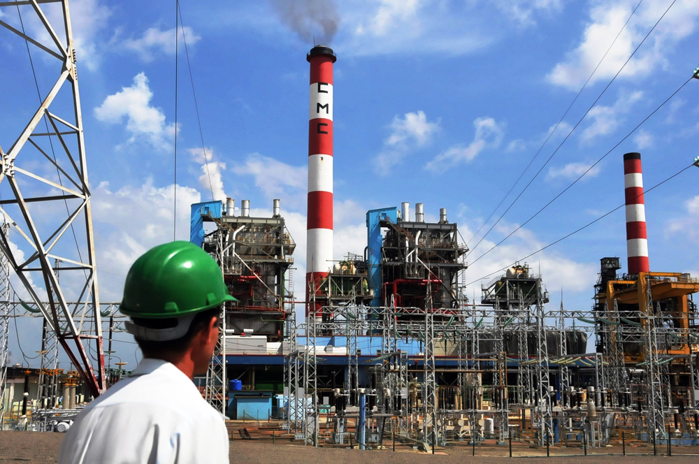 El colectivo de la empresa termoeléctrica Carlos Manuel de Céspedes alcanza la condición de Vanguardia Nacional por 37 años. Foto: Modesto Gutiérrez, ACN