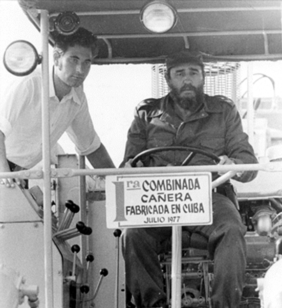El Comandante en Jefe Fidel Castró operó la primera combinada KTP 1 producida en Cuba durante la inauguración de la Fábrica de Combinadas Cañeras 60 aniversario de la Revolución de Octubre. Foto: Archivo