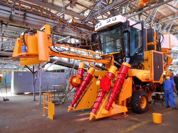 La CCA 5 000 fue diseñada totalmente por especialistas del Centro de Desarrollo de la Maquinaria Agrícola (Cedema) de Holguín. Foto: Germán Veloz