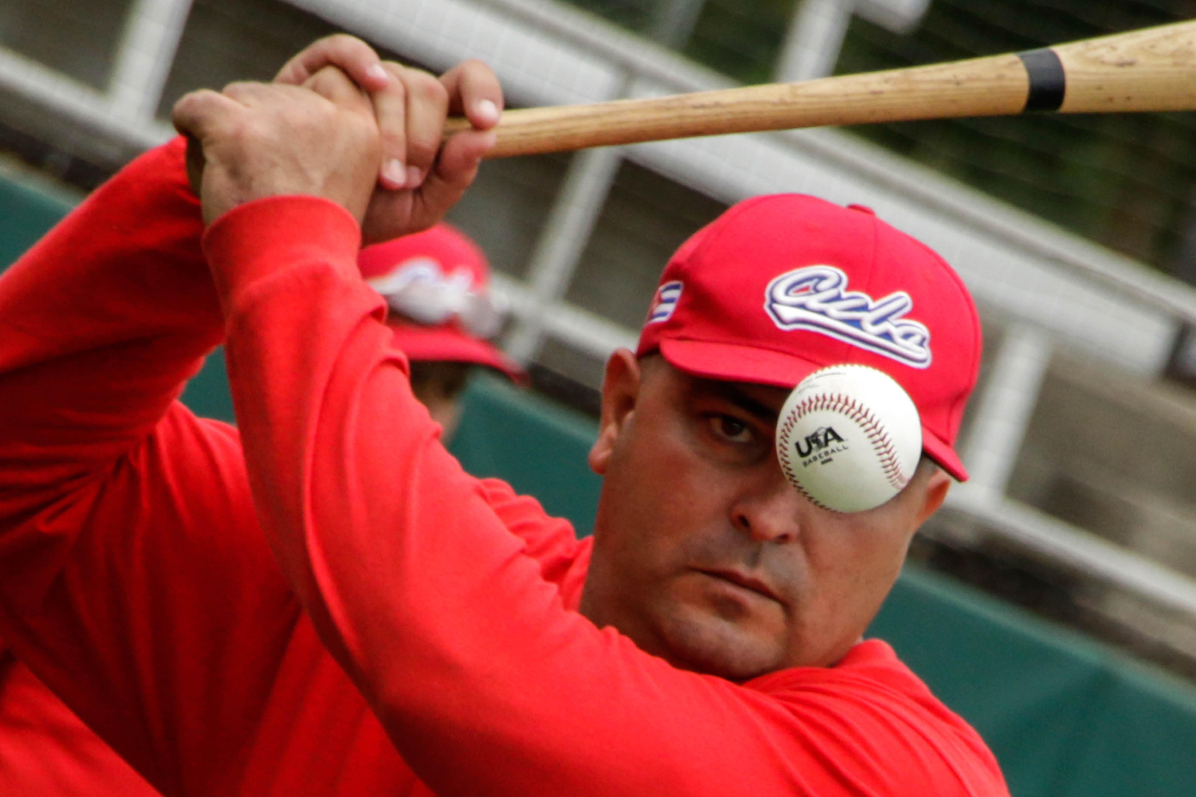 Roger Machado, director del equipo cubano de béisbol. ACN FOTO/Abel PADRÓN PADILLA