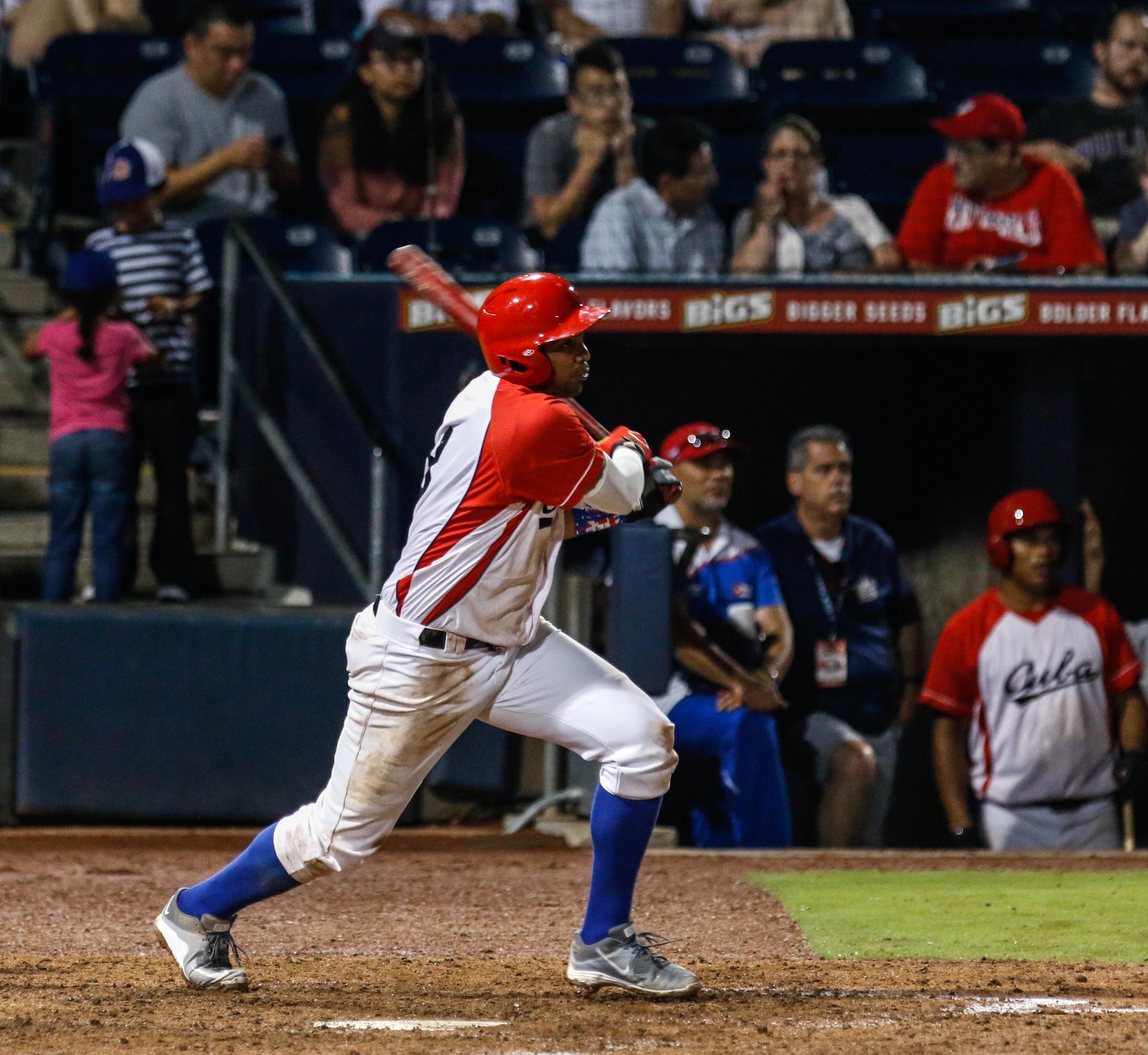 Raúl González, jugador de cuadro del equipo cubano, durante el segundo juego de béisbol del tope bilateral entre los equipos de Cuba y Estados Unidos. ACN FOTO/Abel PADRÓN PADILLA