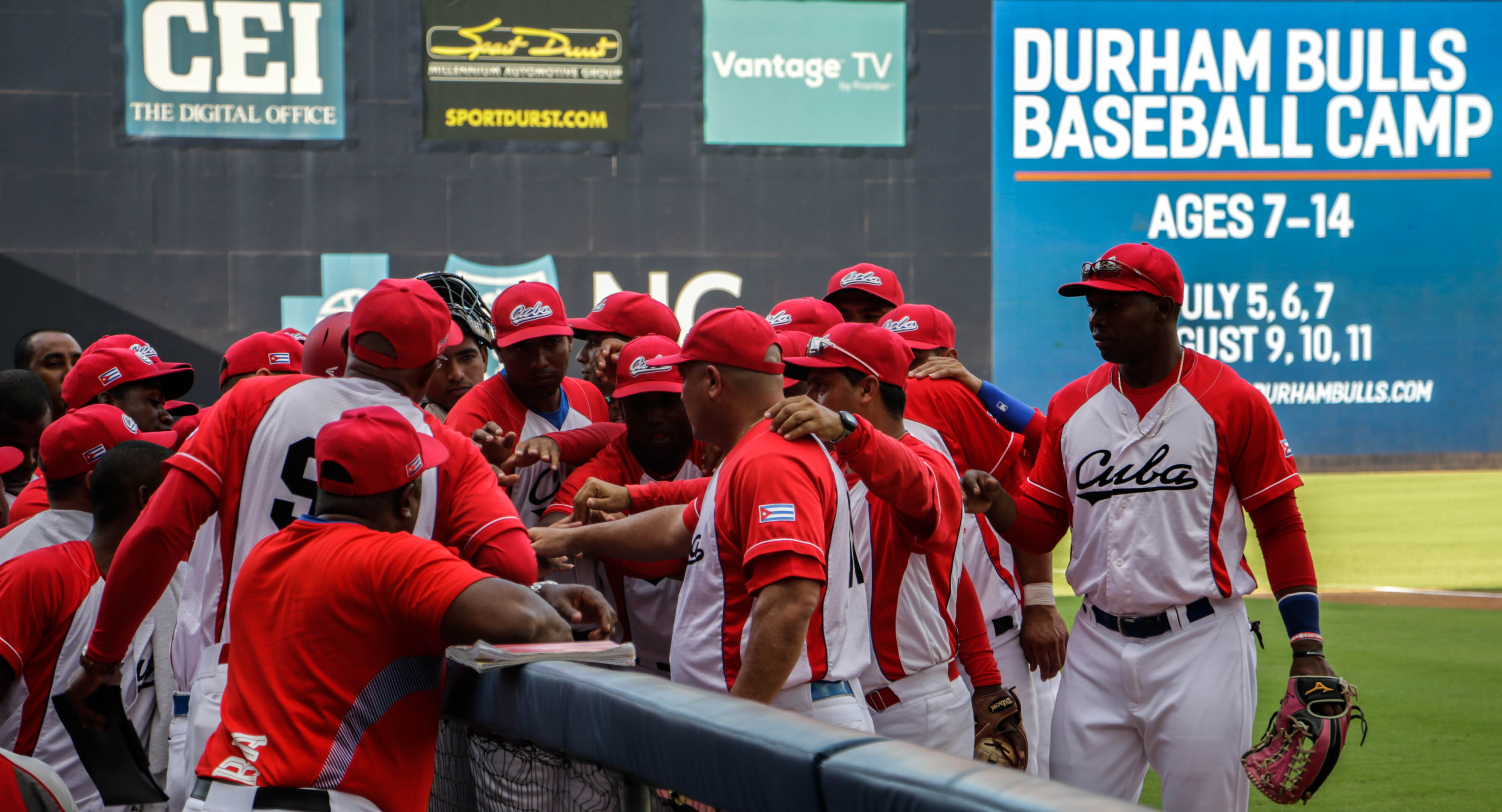 Equipo cubano de béisbol antes de iniciar el segundo juego, del tope bilateral entre los equipos de Cuba y Estados Unidos. ACN FOTO/Abel PADRÓN PADILLA