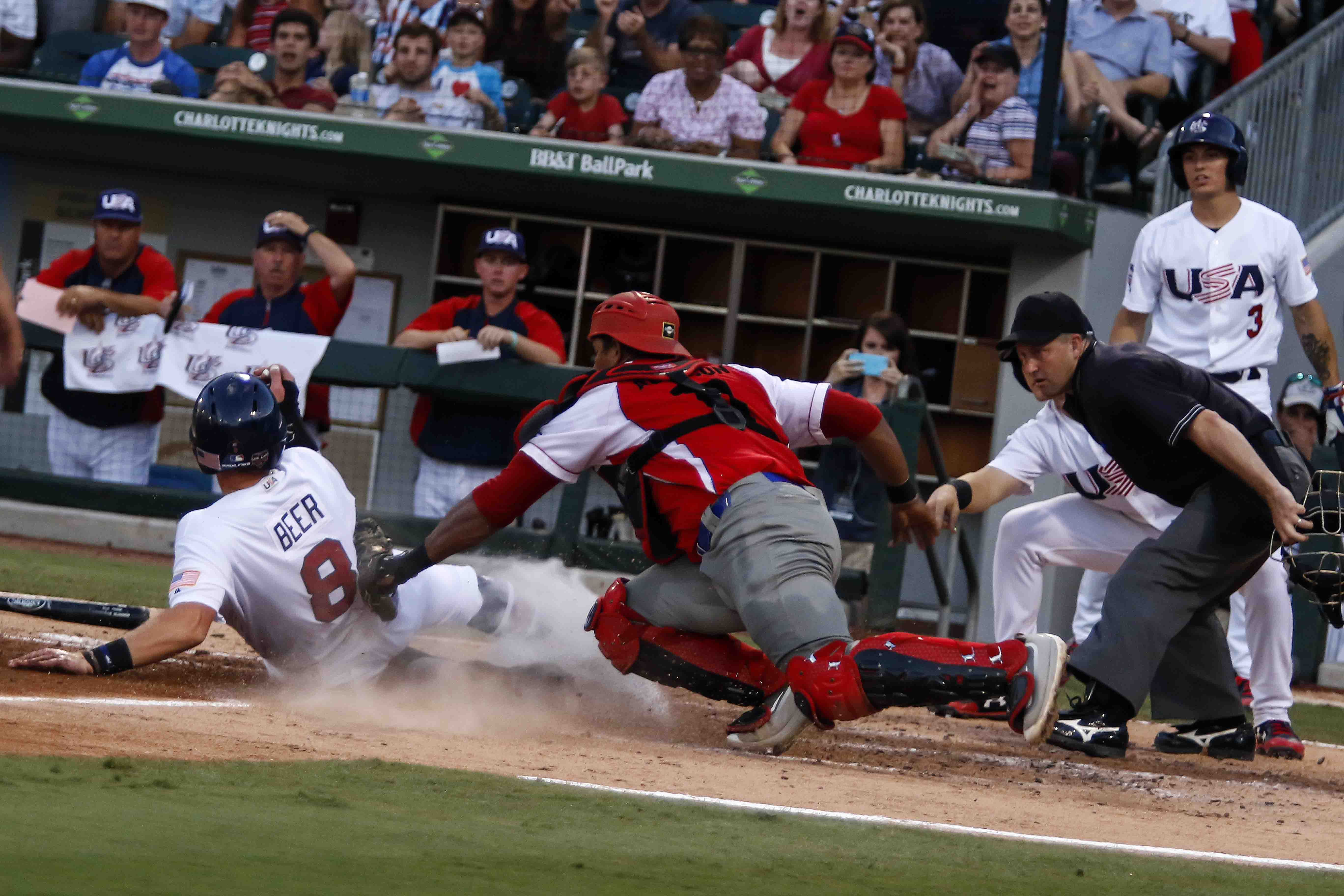 El receptor cubano Yosvany Alarcón pone out al corredor Seth Beer durante el tercer juego del VI Tope Amistoso de béisbol entre Cuba y Estados Unidos, en el estadio BBT Ball Park, en la ciudad de Charlotte, Carolina del Norte, el 4 de julio de 2017. Roberto Morejon/Periodico JIT INDER