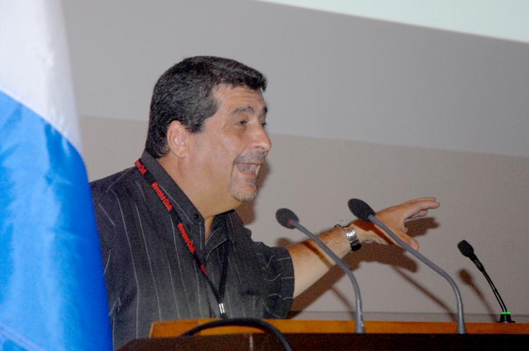 Iroel Sánchez, así como otros miembros del grupo multidisciplinario que desarrolla Ecured, recibieron el premio de manos de Rosa María Pérez, presidenta de la ACCS. Foto: Agustín Borrego