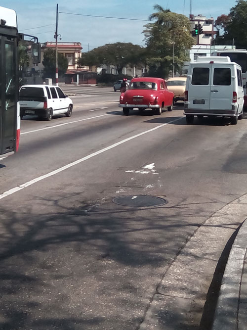 El chofer del carro rojo, al centro de la foto, con matrícula P158682 obligó a una pasajera a abandonar el vehículo por ser negra. Foto: Cortesía de la remitente
