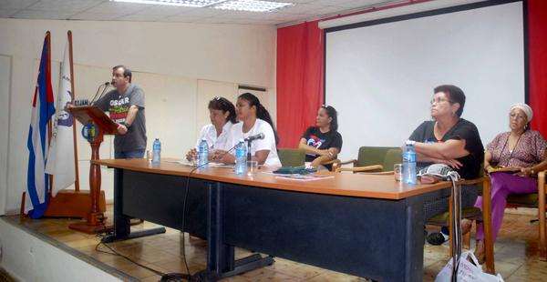 Fernando González Llort, Héroe de la República de Cuba y presidente del Instituto Cubano de Amistad con los Pueblos (ICAP), se dirige a los integrantes de la Brigada puertorriqueña de solidaridad con Cuba, Juan Rius Rivera, en el Campamento Internacional Julio Antonio Mella (CIJAM), de Caimito, Artemisa. FOTO/Odalis ACOSTA GÓNGORA