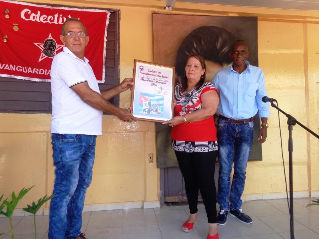 María Elvira Dávila, directora de la UEB Flora y Fauna Sancti Spíritus Norte recibió el certificado que acredita a la entidad como Vanguardia Nacional. Foto: Yuleiky Obregón