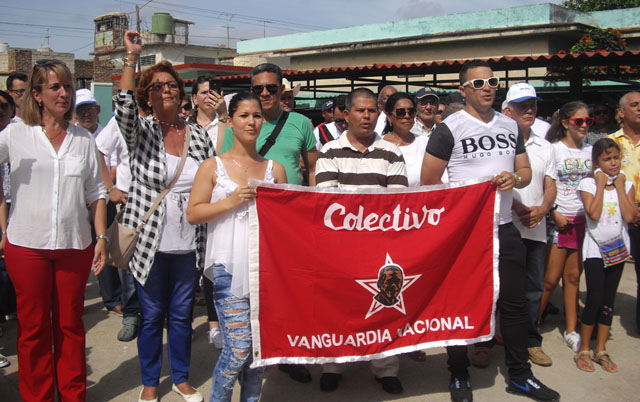 La Bandera de Vanguardia Nacional en manos de los protagonistas de la emulación socialista. Foto: José Luis Martínez Alejo