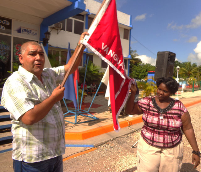 Recibieron la bandera Caridad Carrera Martínez y Juan Carlos Poveda López, secretaria general del Buró sindical y director de la EMBER en Ciego de Ávila, respectivamente. Foto: José Luis Martínez Alejo