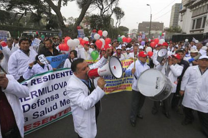 Médicos peruanos en paro nacional indefinido