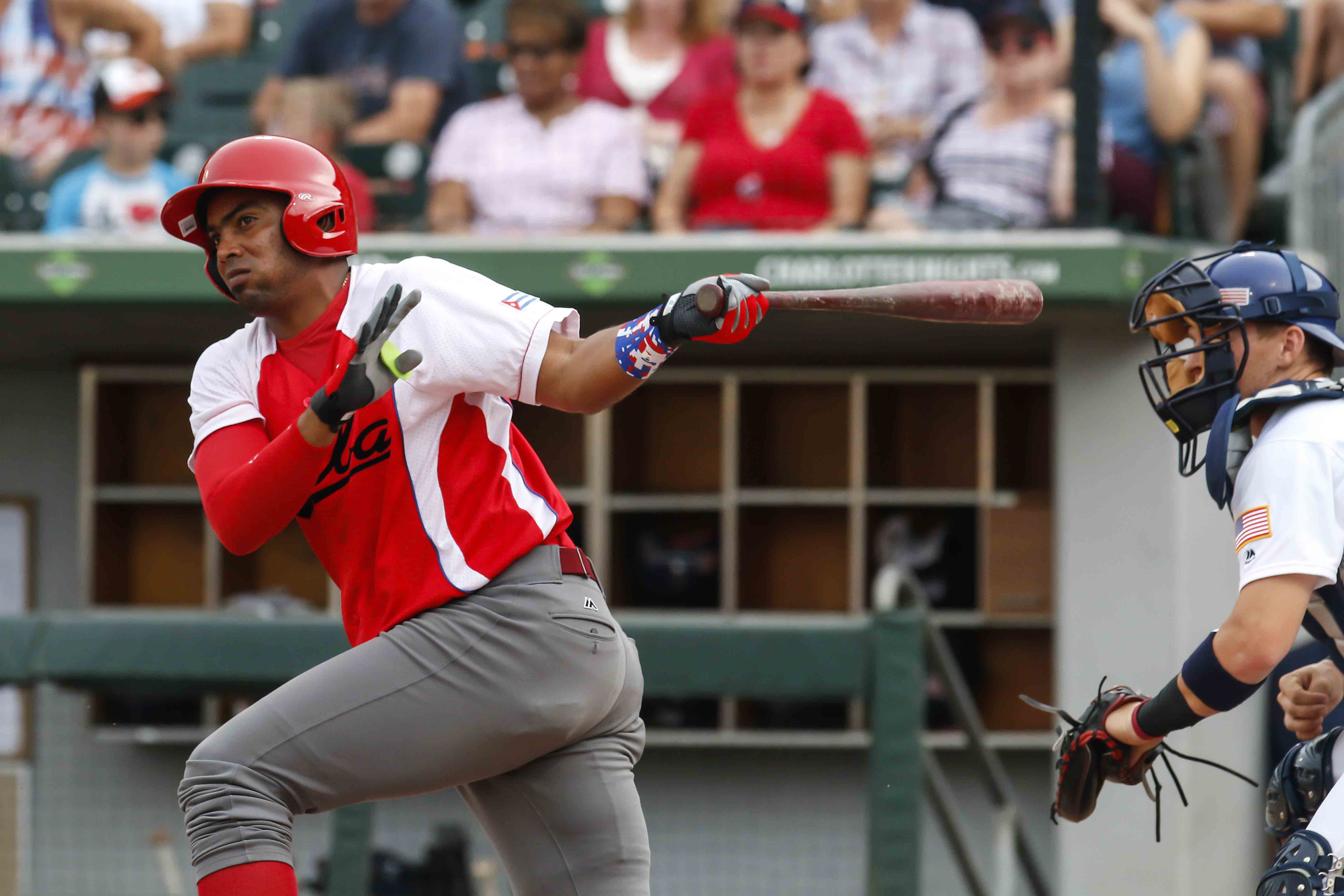 Raúl González durante el tercer juego del VI Tope Amistoso de béisbol entre Cuba y Estados Unidos, en el estadio BBT Ball Park, en la ciudad de Charlotte, Carolina del Norte, el 4 de julio de 2017. Roberto Morejon/Periodico JIT INDER