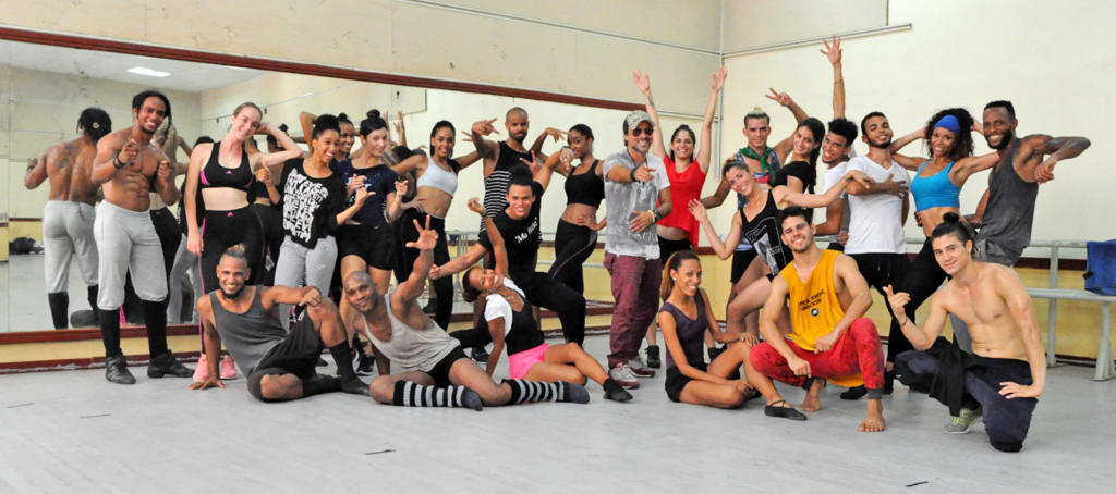 El Ballet de la Televisión Cubana es uno de los principales apoyos de la compañía Revolution. Roclan posa con sus bailarines. Foto: Yuris Nórido