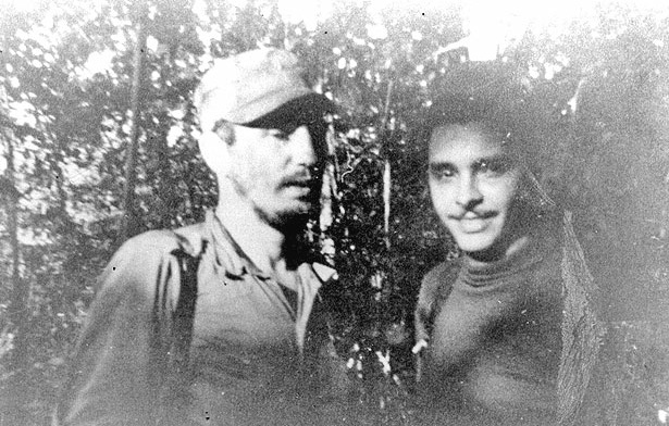 Fidel y Frank País durante la primera reunión de la Dirección Nacional del Movimiento Revolucionario 26 de Julio, en la finca de Epifanio Díaz, campesino colaborador del Ejército Rebelde. Foto: Oficina de Asuntos Históricos del Consejo de Estado