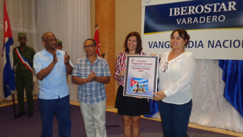 En el Iberostar Varadero recibieron el diploma de Vanguardia Nacional de manos de Víctor Lemagne Sánchez, secretario general del Sindicato Nacional de Trabajadores de la Hotelería y el Turismo. Foto: Noryis