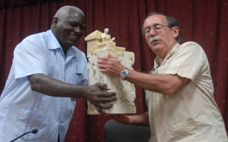 En nombre de los trabajadores del Cim , su director Agustín Lage Dávila (a la derecha) recibió el Gran Premio. Foto: Agustín Borrego