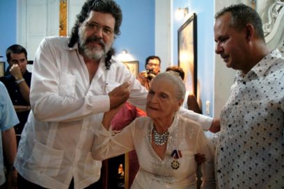 Presidente cubano honra a la poetisa Carilda por su 95 cumpleaños