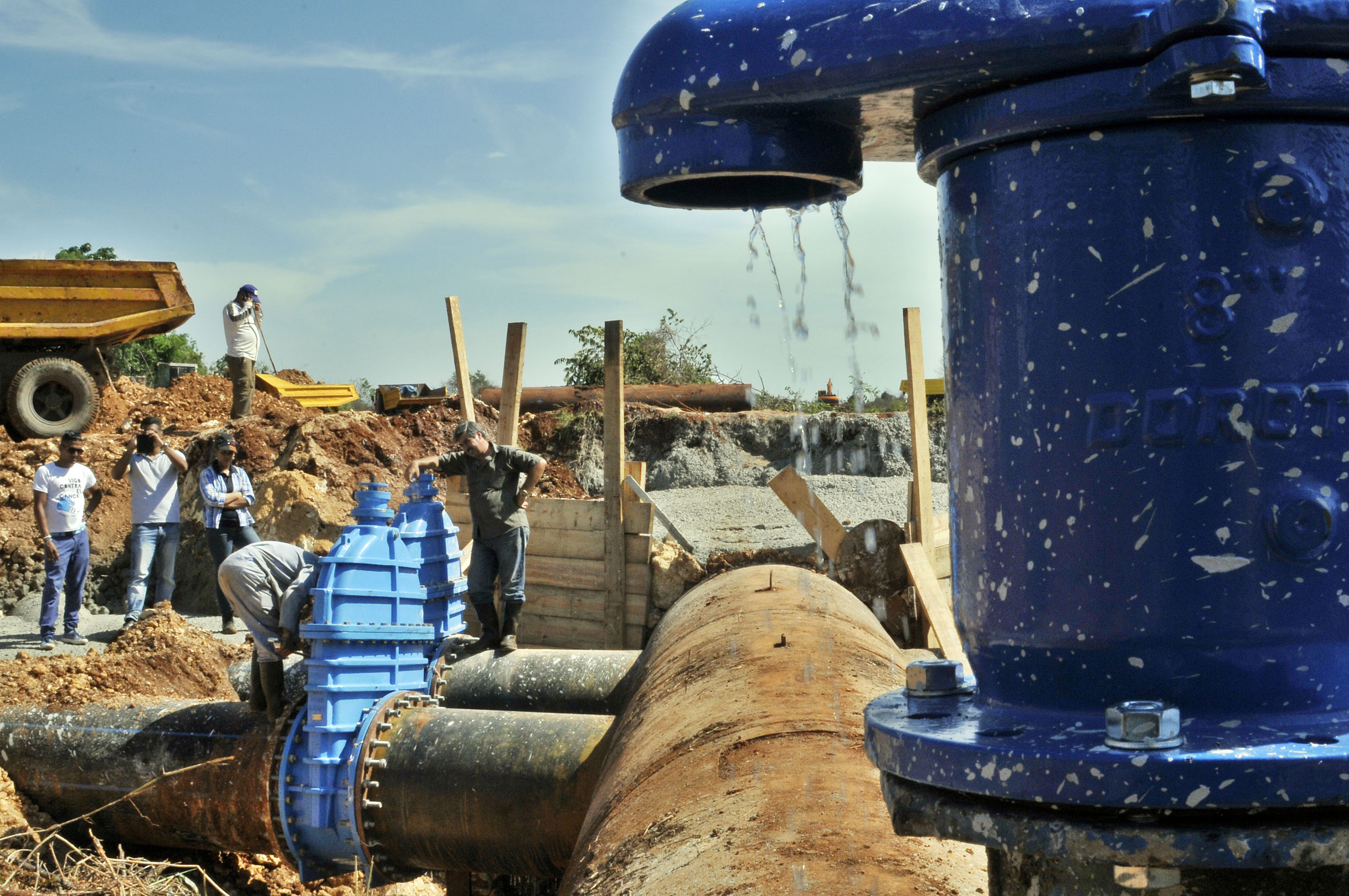 Una proeza realizaron fuerzas del INRH y del Ministerio de la Construcción con la rehabilitación del kilómetro de Cuenca Sur colapsado y en apenas 10 días fue restablecido gran parte del servicio para los municipios del centro de la capital. Foto: José Raúl Rodríguez Robleda
