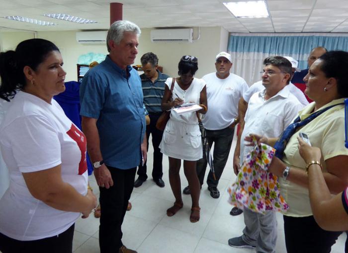 En el atelier La Ópera, dedicado principalmente a la confección de canastillas, Díaz-Canel compartió con los trabajadores. Foto: Ronald Suárez Rivas