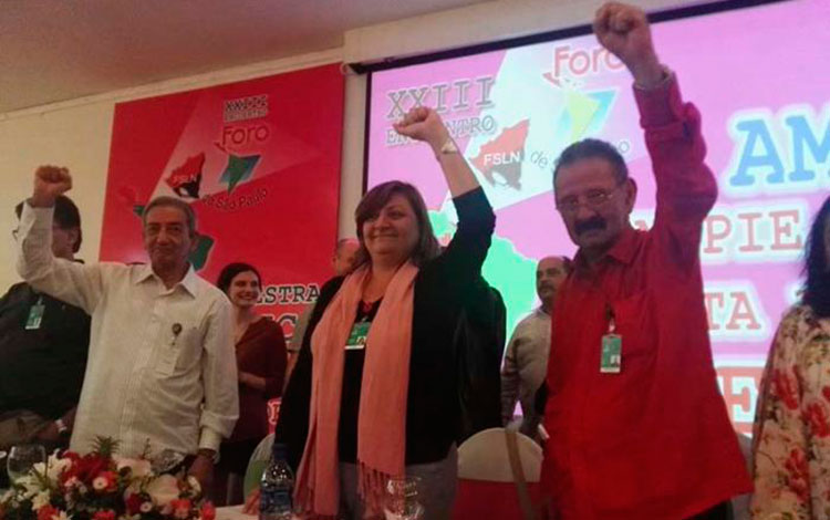 De izquierda a derecha, José Ramón Balaguer Cabrera, la secretaria ejecutiva del Foro, Mónica Valente, y el secretario de Relaciones Internacionales del Frente Sandinista, Jacinto Suárez. Foto: Sergio Alejandro Gómez