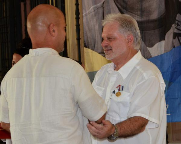 Gerardo Hernández Nordelo (I), Héroe de la República de Cuba, impone la Medalla de la Amistad a Arnold August, destacado escritor y periodista canadiense, en la sede del Instituto Cubano de Amistad con los Pueblos (ICAP), en La Habana, el 4 de julio de 2017. ACN FOTO/Marcelino VÁZQUEZ HERNÁNDEZ/