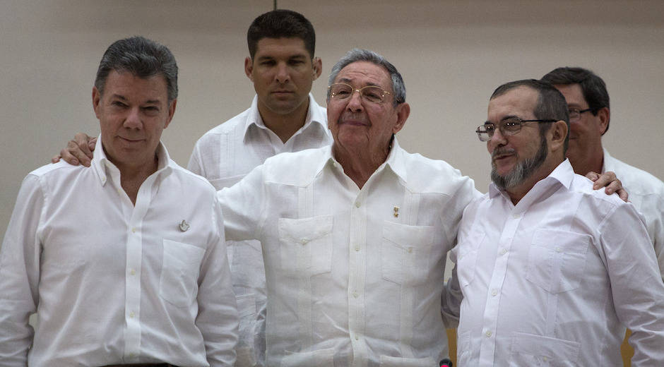 Santos y Timochenco suscriben el acuerdo de paz en La Habana. Junto a ellos, el presidente cubano Raúl Castro.
