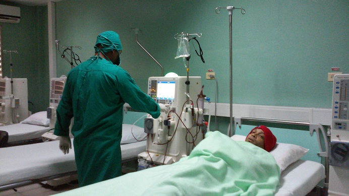 El Doctor Fonseca Botello asegura que para el gobierno cubano el costo total de la atención a un paciente con insuficiencia renal sobrepasa los 100 mil dólares. Foto: Lianet Suárez Sánchez