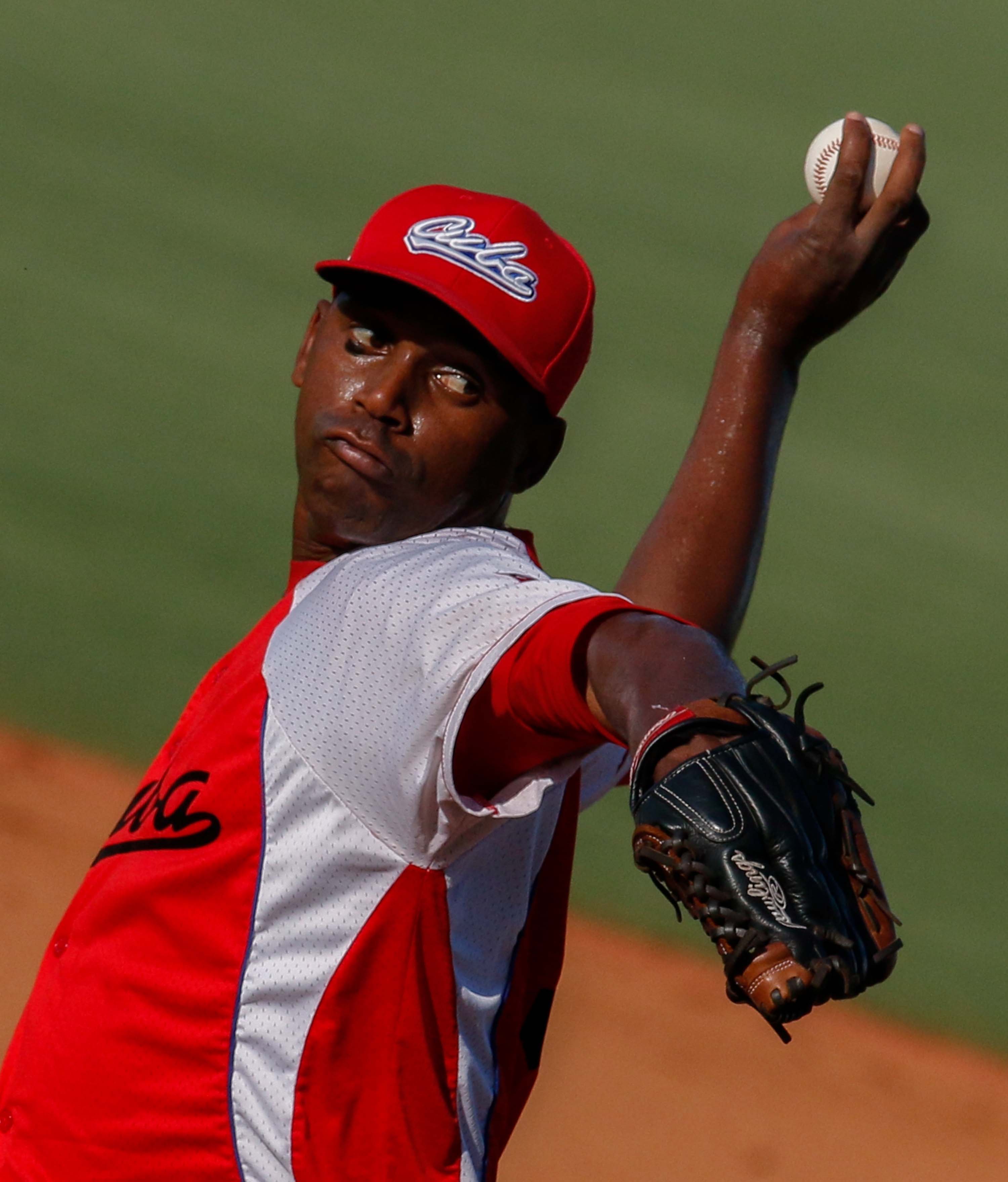 Dachel Duquesne, primer éxito en el tope Cuba-EE.UU de béisbol. Foto: Abel Padrón Padilla