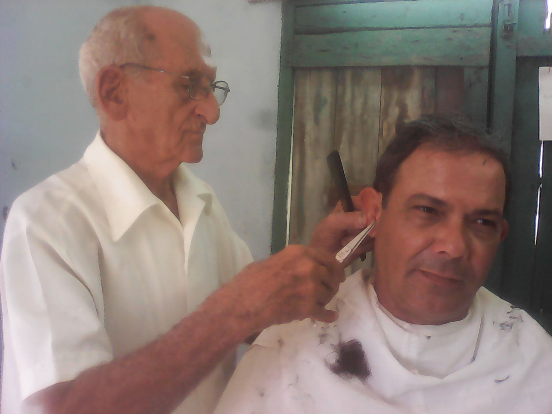 Antonio Piñero Plasencia, octogenario barbero cuentapropista. Foto: José Luis Martínez Alejo.