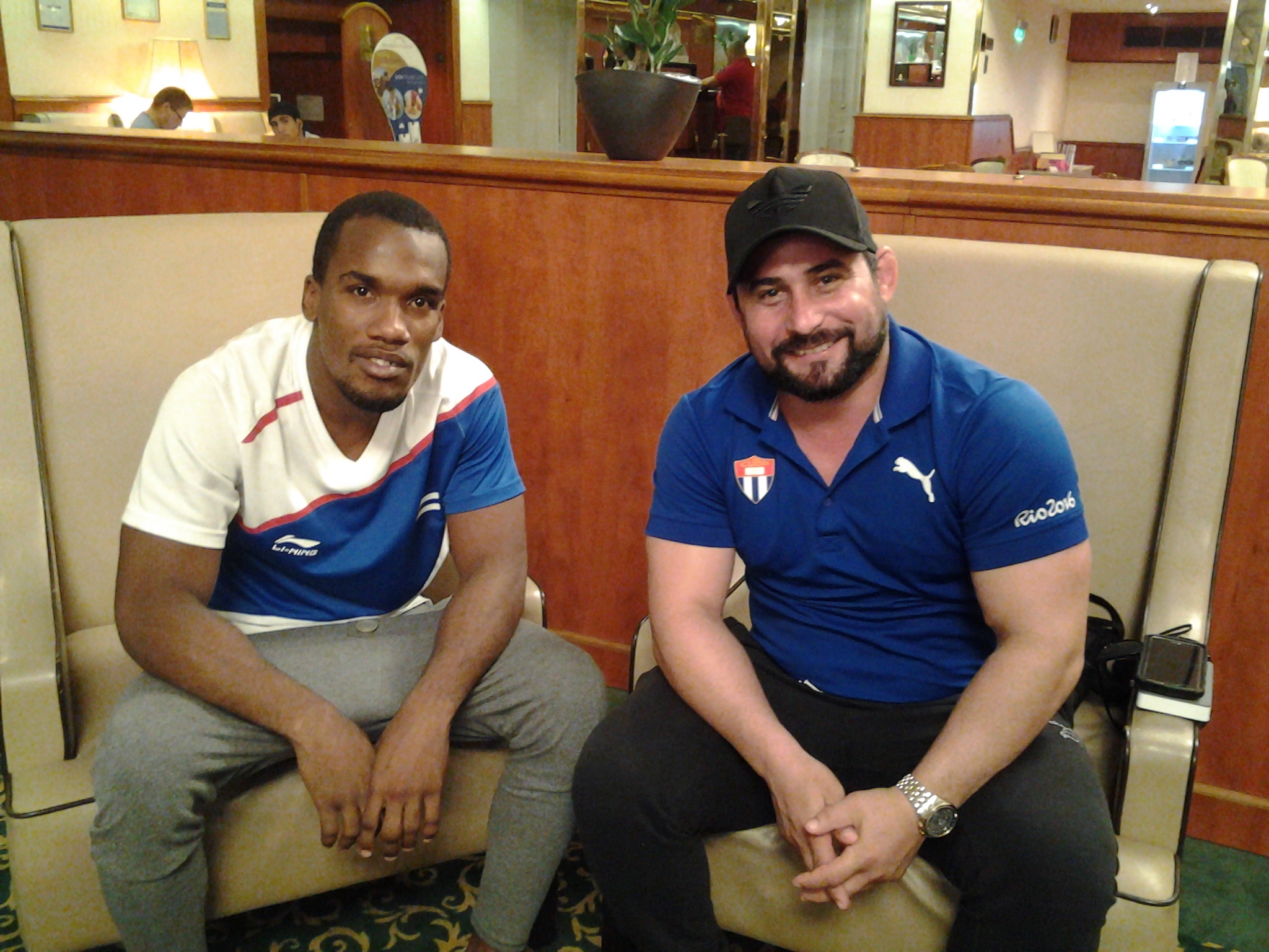 Yordanis Arencibia junto a Osniel Solís, uno de sus alumnos ahora.
